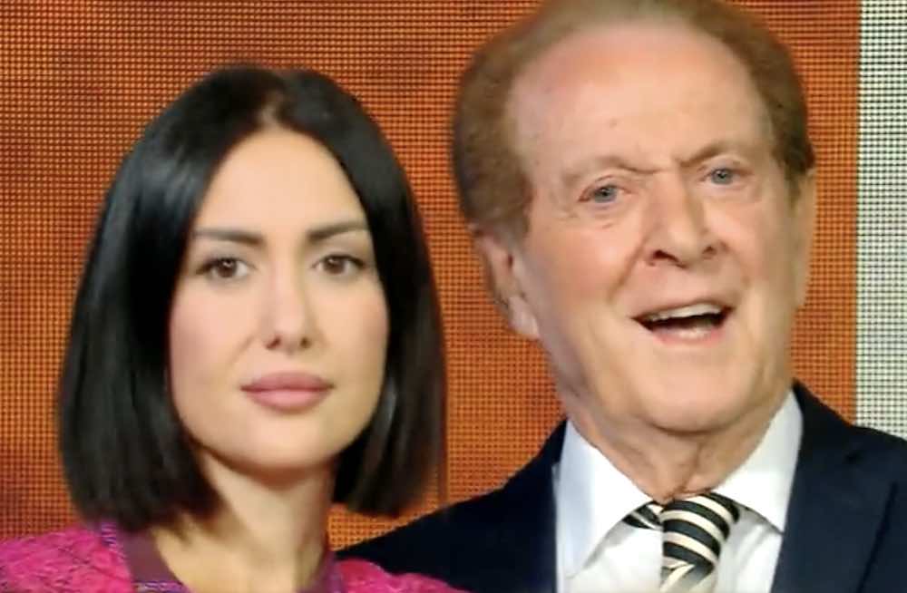 Memo Remigi palpa in diretta Jessica Morlacchi