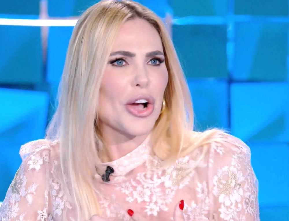 Ilary Blasi si becca caciottara