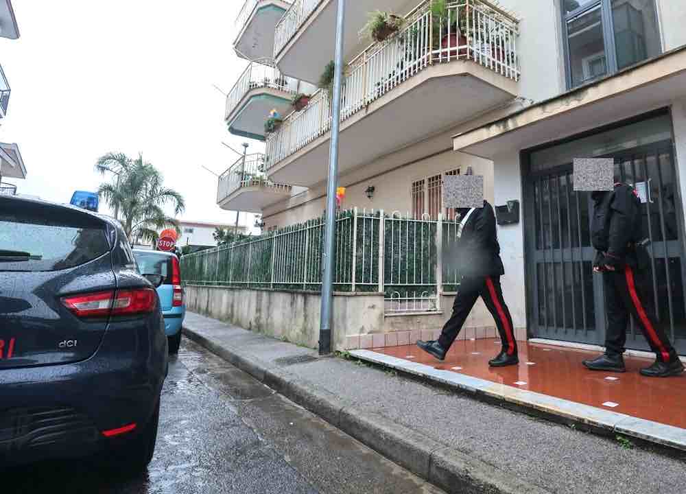 Tenta di entrare in casa della ex dal balcone