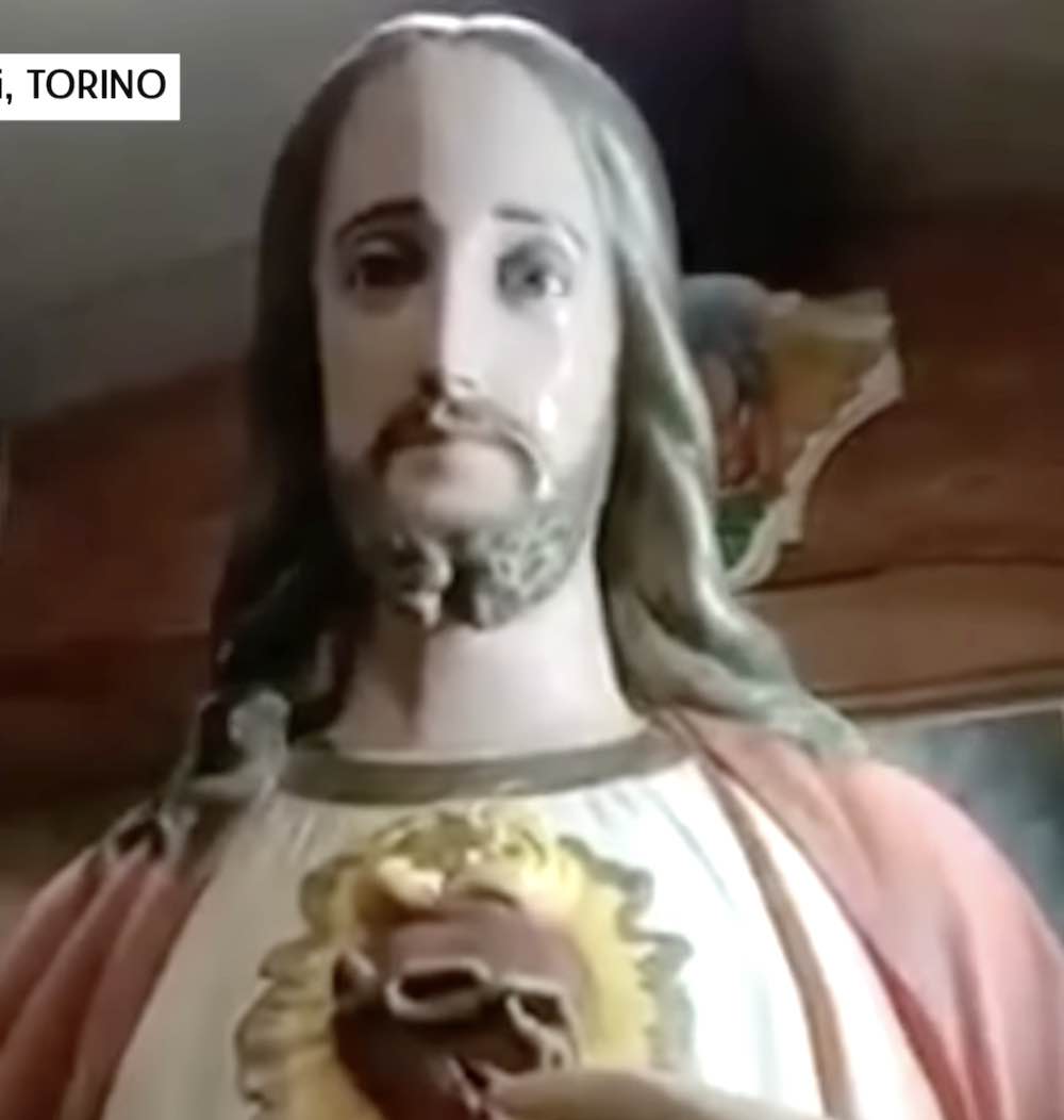 Torino statua Gesù piange