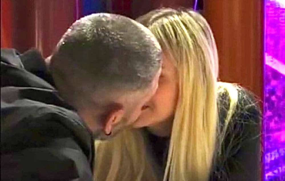 bacio tra Micol e Tavassi