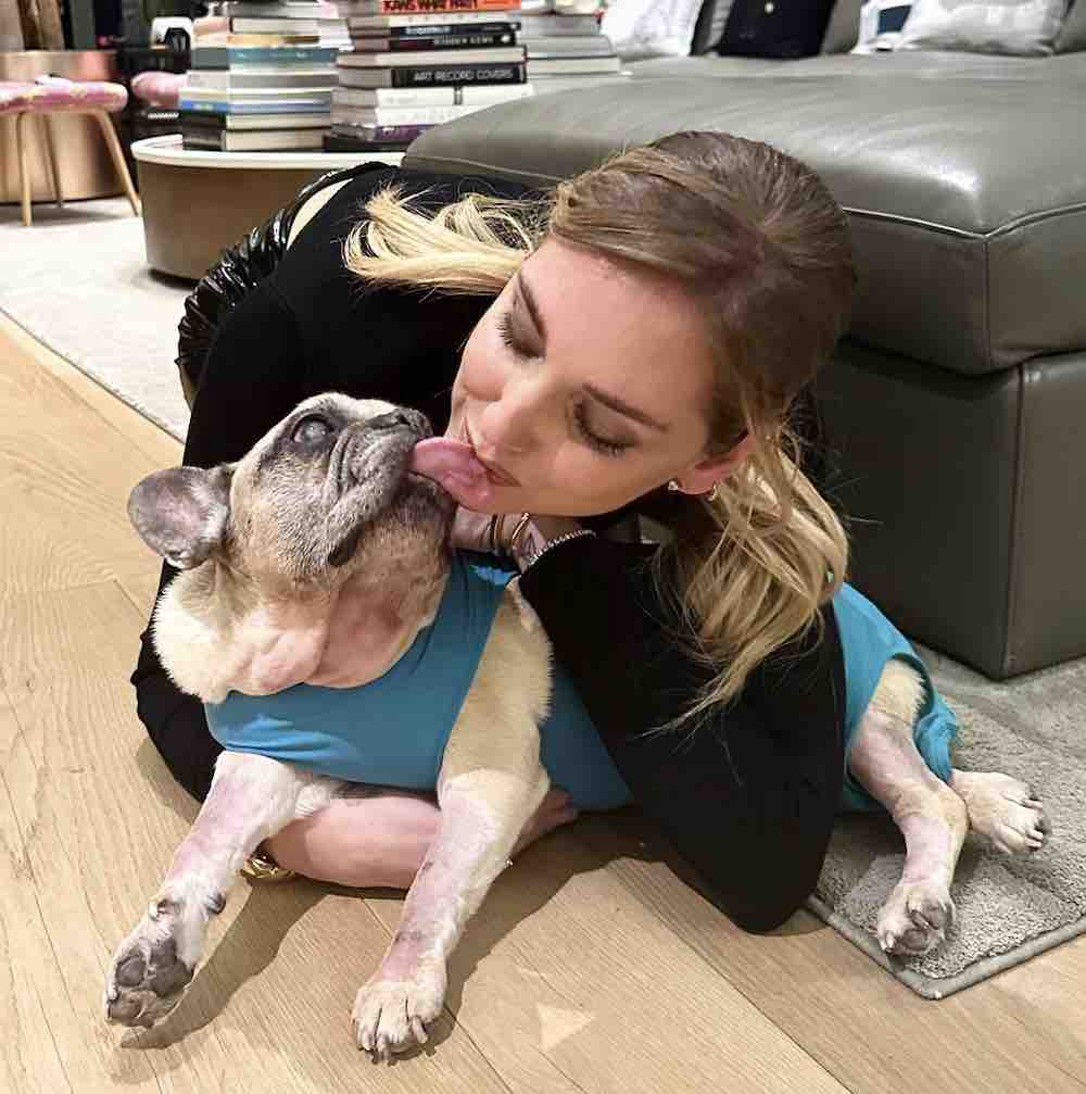 Chiara Ferragni cane lecca sua bocca