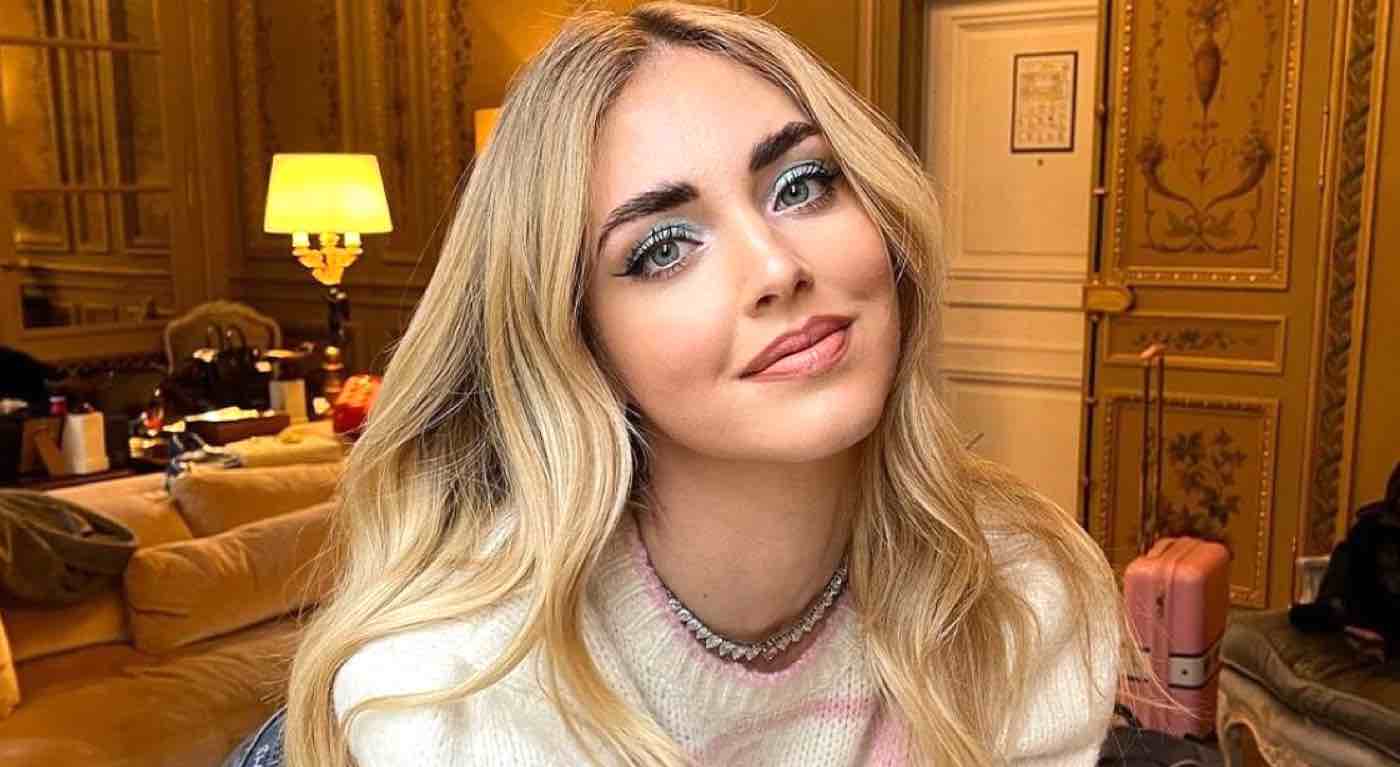 Chiara Ferragni cane lecca sua bocca