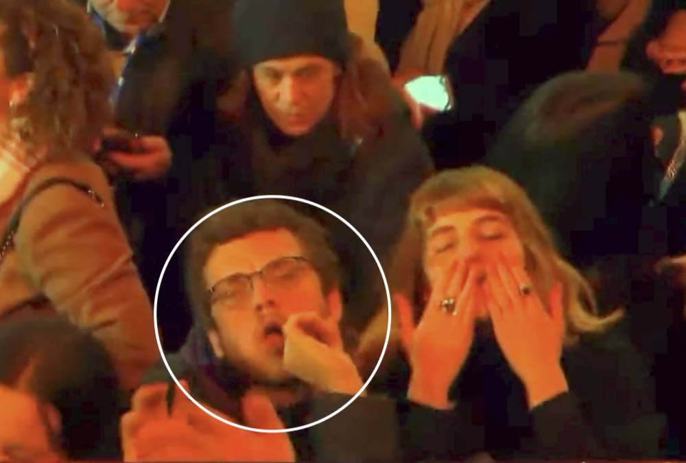gestaccio volgare in diretta