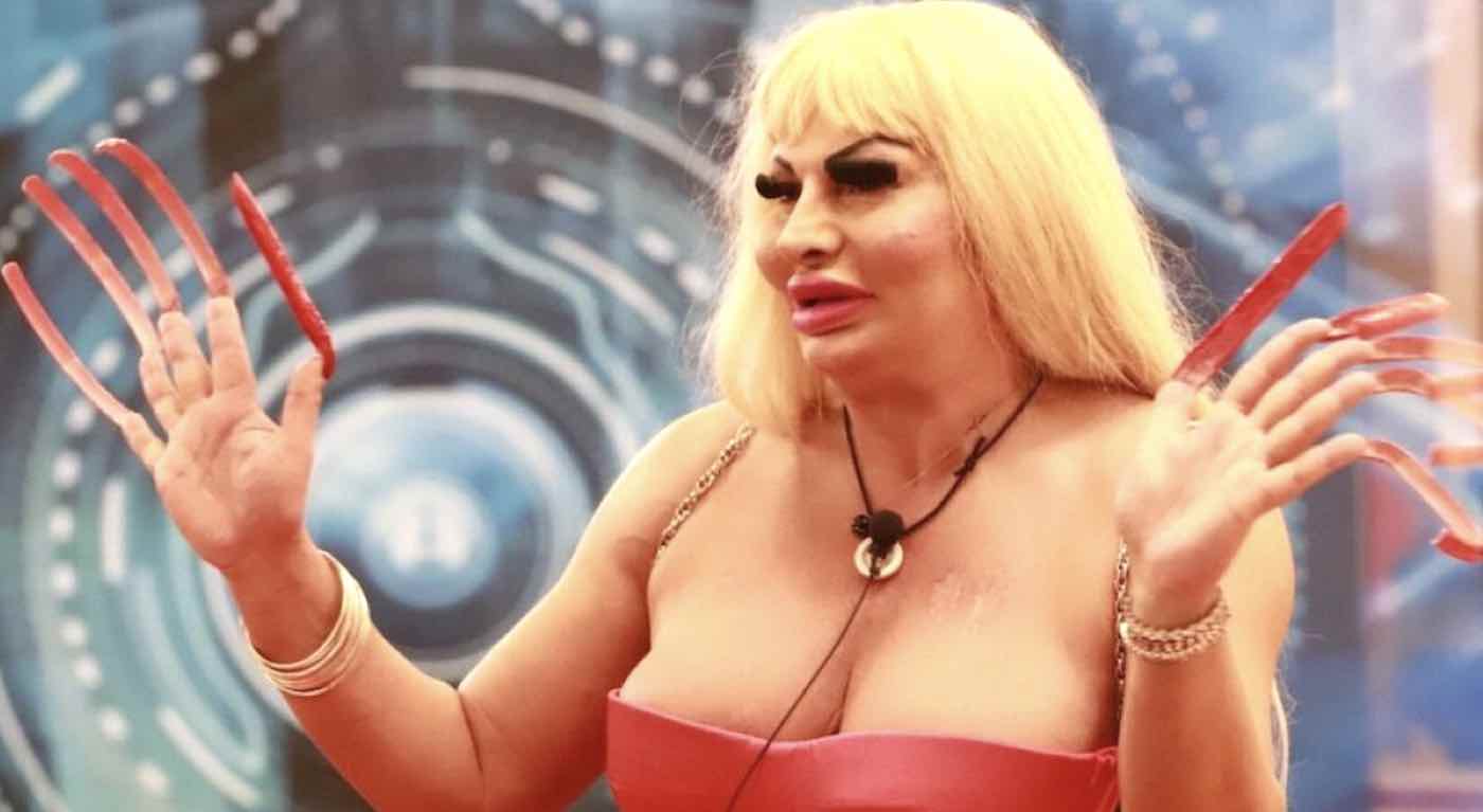 Eleonora Ferruzzi si spoglia