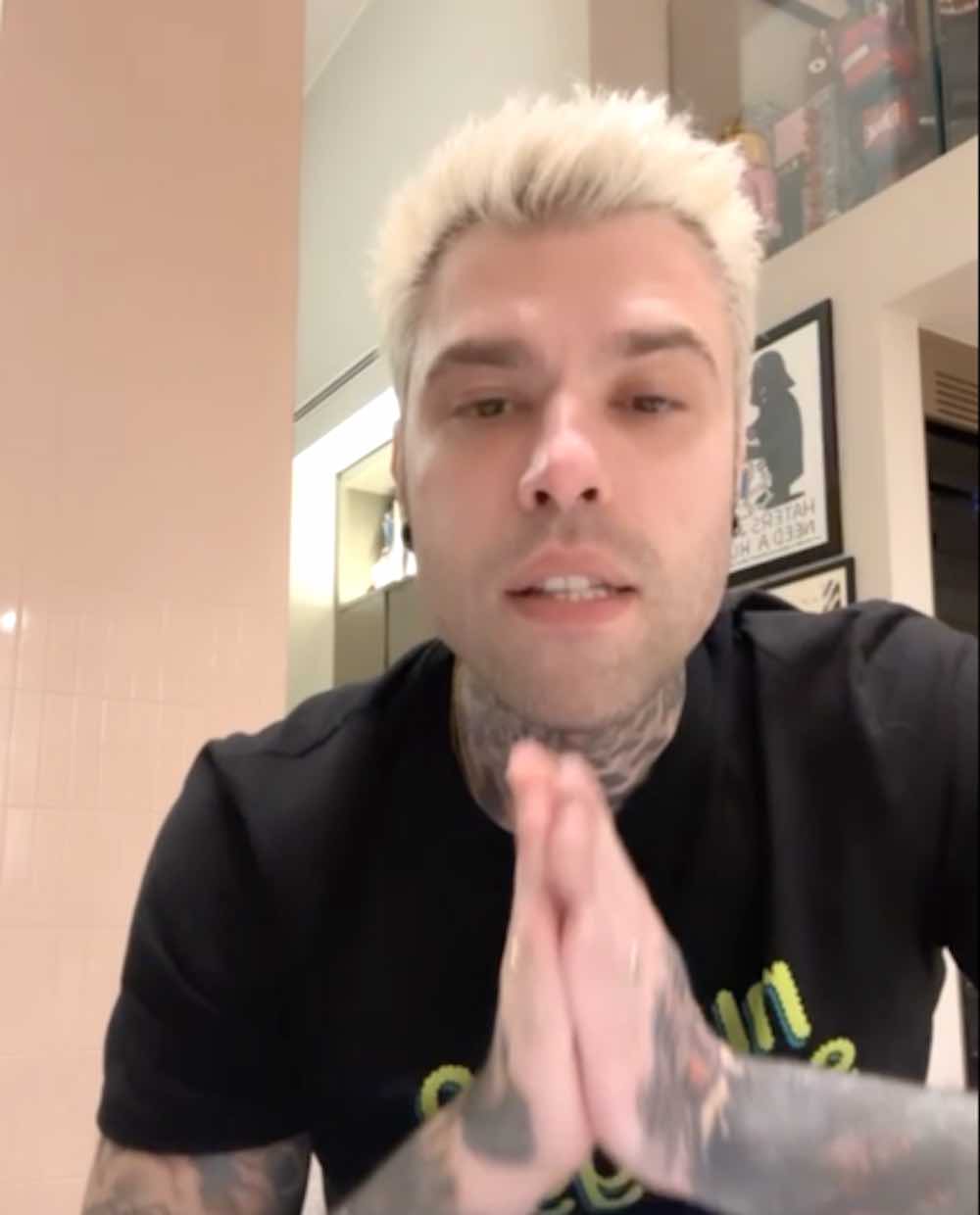Fedez arrabbiatissimo fuori dal coro