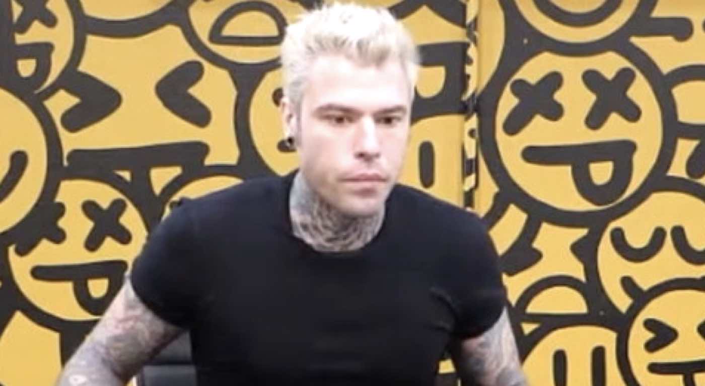 Fedez fatica a parlare in diretta