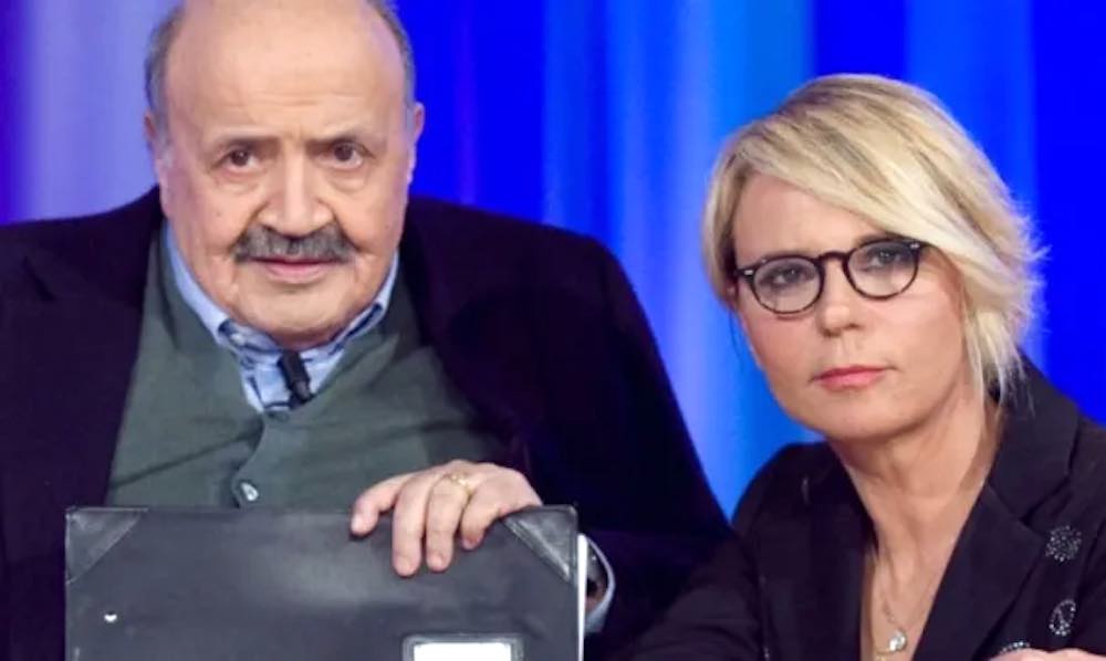 Maurizio stringendo mano Maria De Filippi