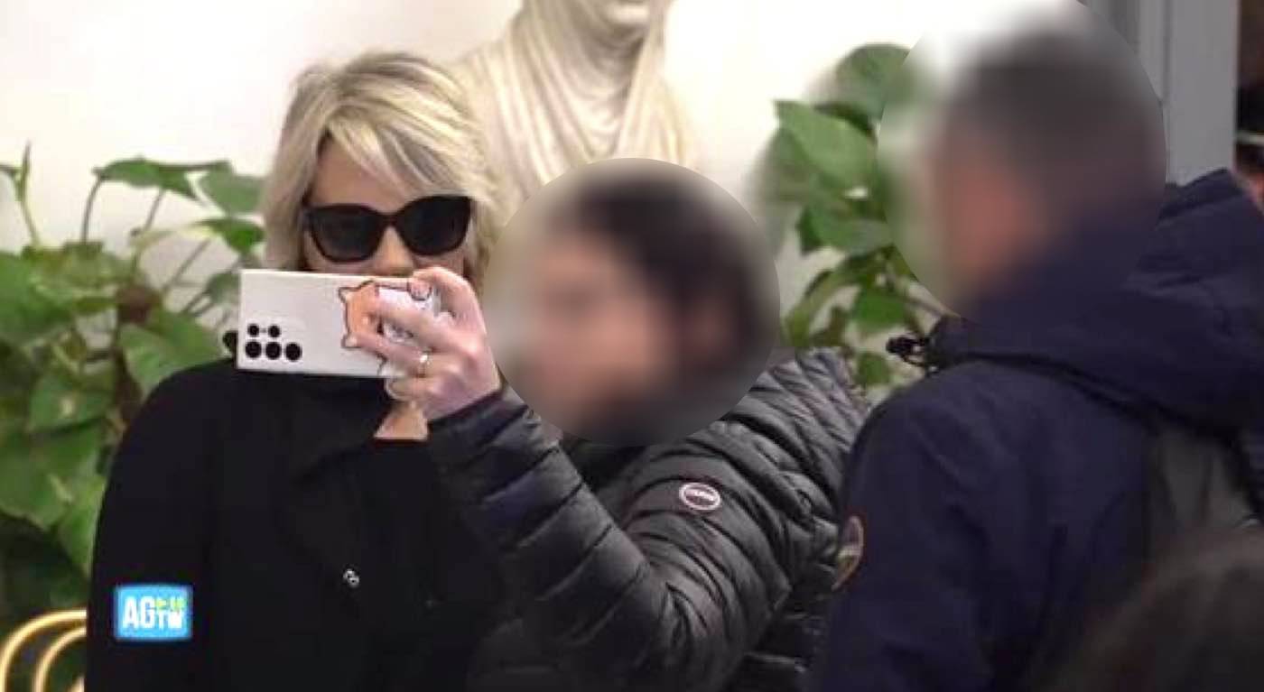 Selfie con Maria De Filippi camera ardente