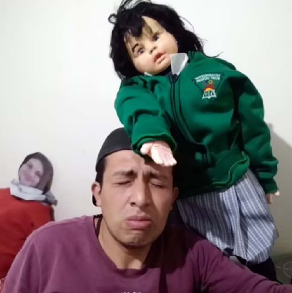 giovane fidanzato con la bambola