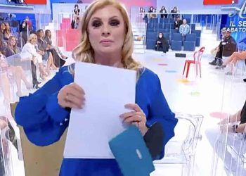 Uomini e Donne. Tina Cipollari sfugge alla censura di Maria De Filippi, il gesto infiamma il pubblico: cosa è successo