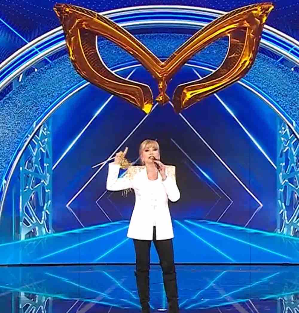 milly carlucci cantante mascherato chiude