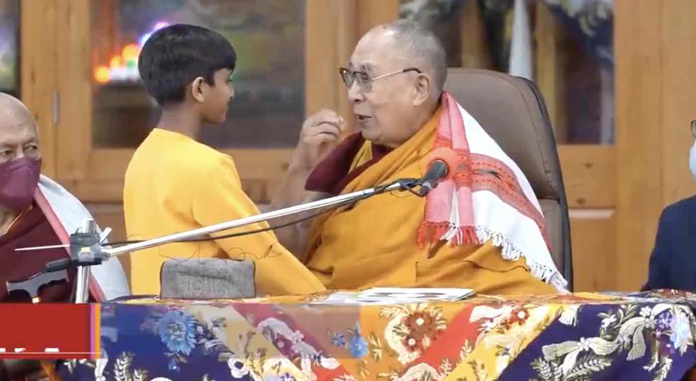 Dalai Lama chiede a un bambino