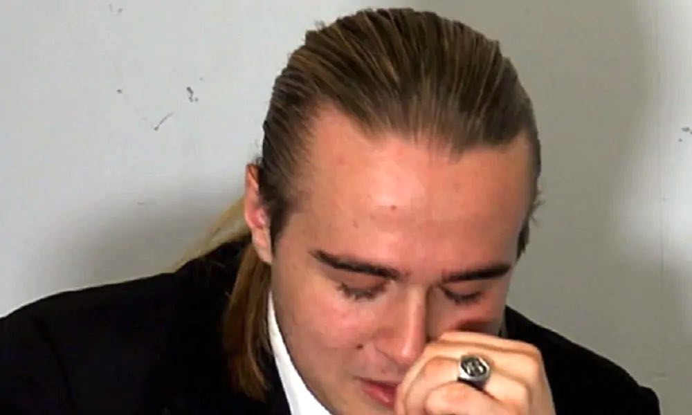 Aaron in lacrime eliminazione
