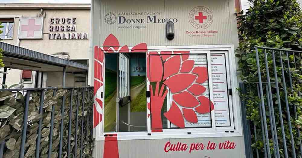Lascia la figlia neonata nella culla croce rossa
