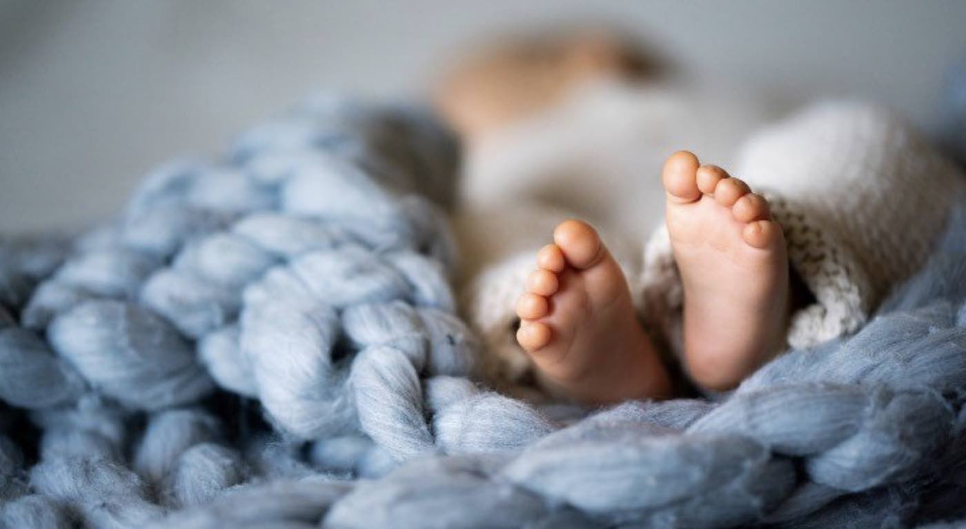 Lascia la figlia neonata nella culla