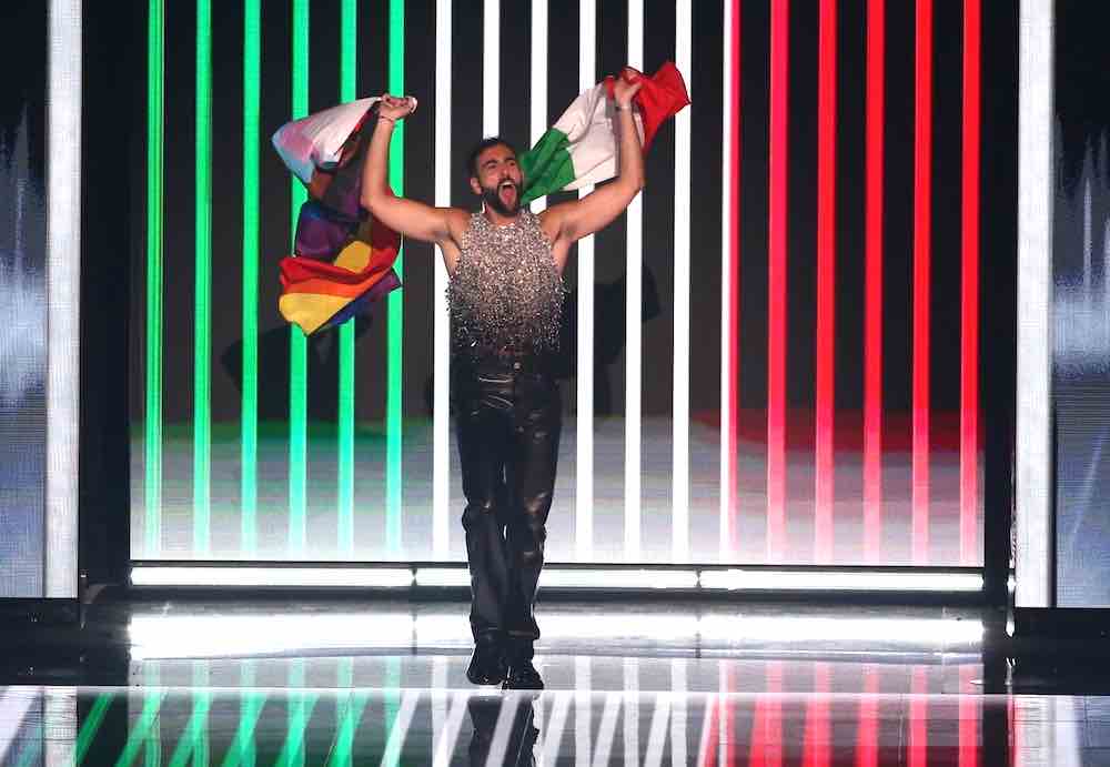 Marco Mengoni sale sul palco bandiera rainbow
