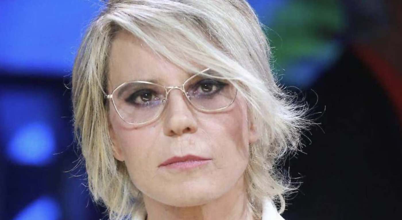 Maria De Filippi in azzurro Amici caso unico