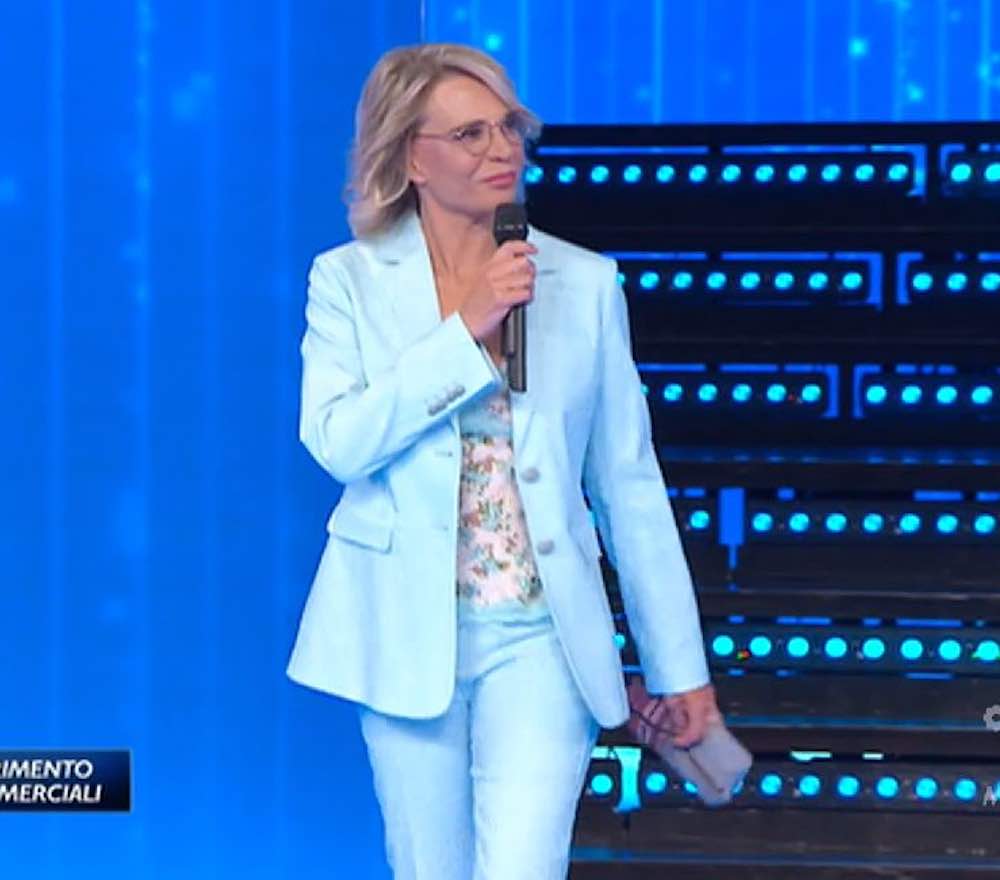 Maria De Filippi in azzurro ad Amici caso unico