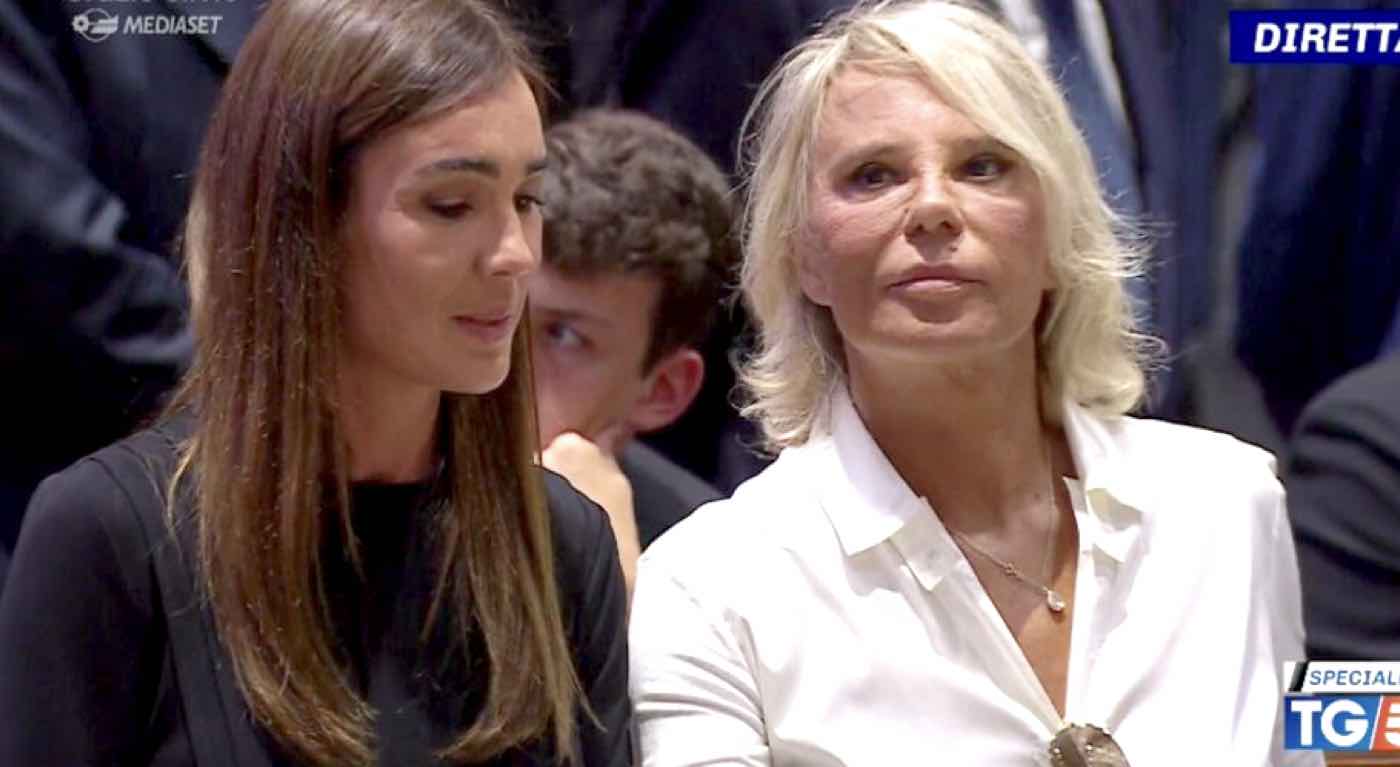 Maria De Filippi vestita di bianco al funerale