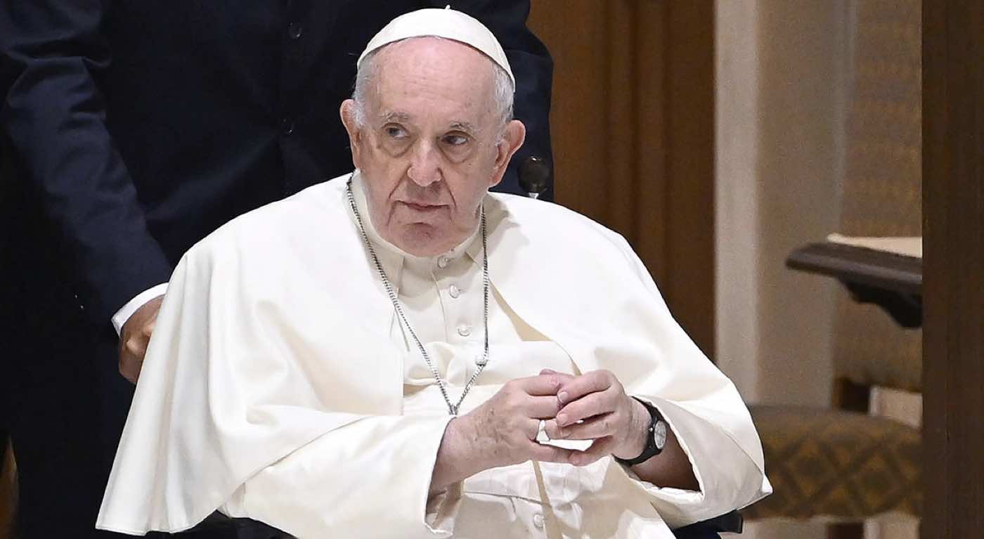 Papa Francesco esce dalla sala operatoria