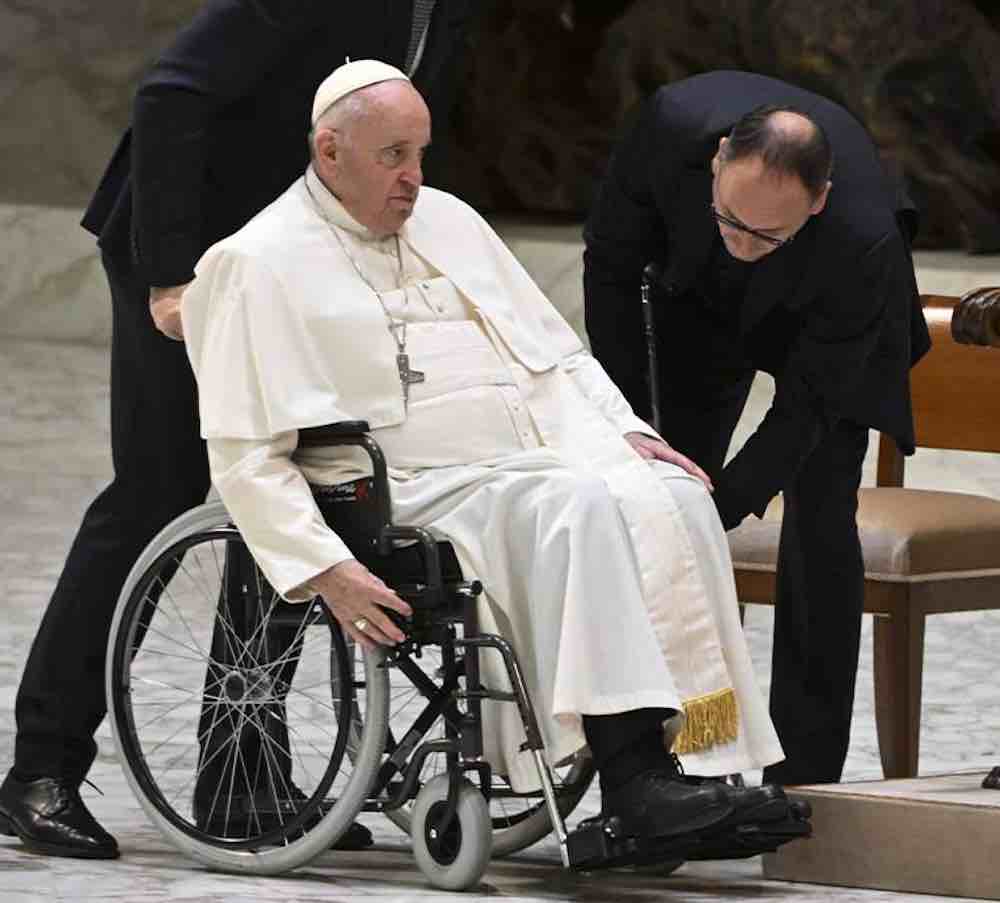 Papa Francesco esce sala operatoria