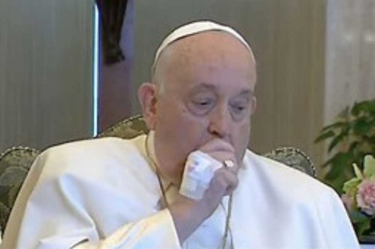 Papa Francesco rassicura sulle sue condizioni di salute: “Sono vivo, ho