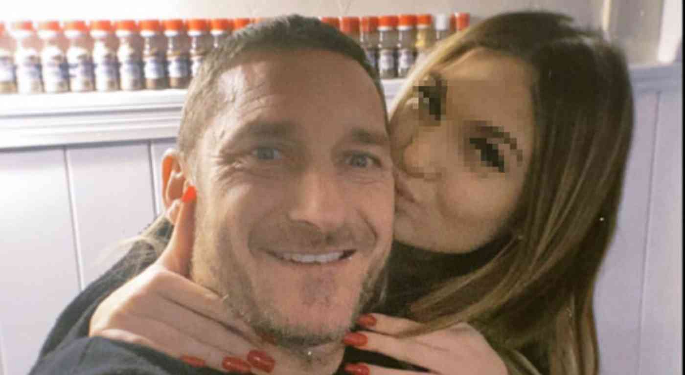 Francesco Totti fa un regalo a Sofia, la figlia di Noemi Bocchi: quanto costa la borsa griffata