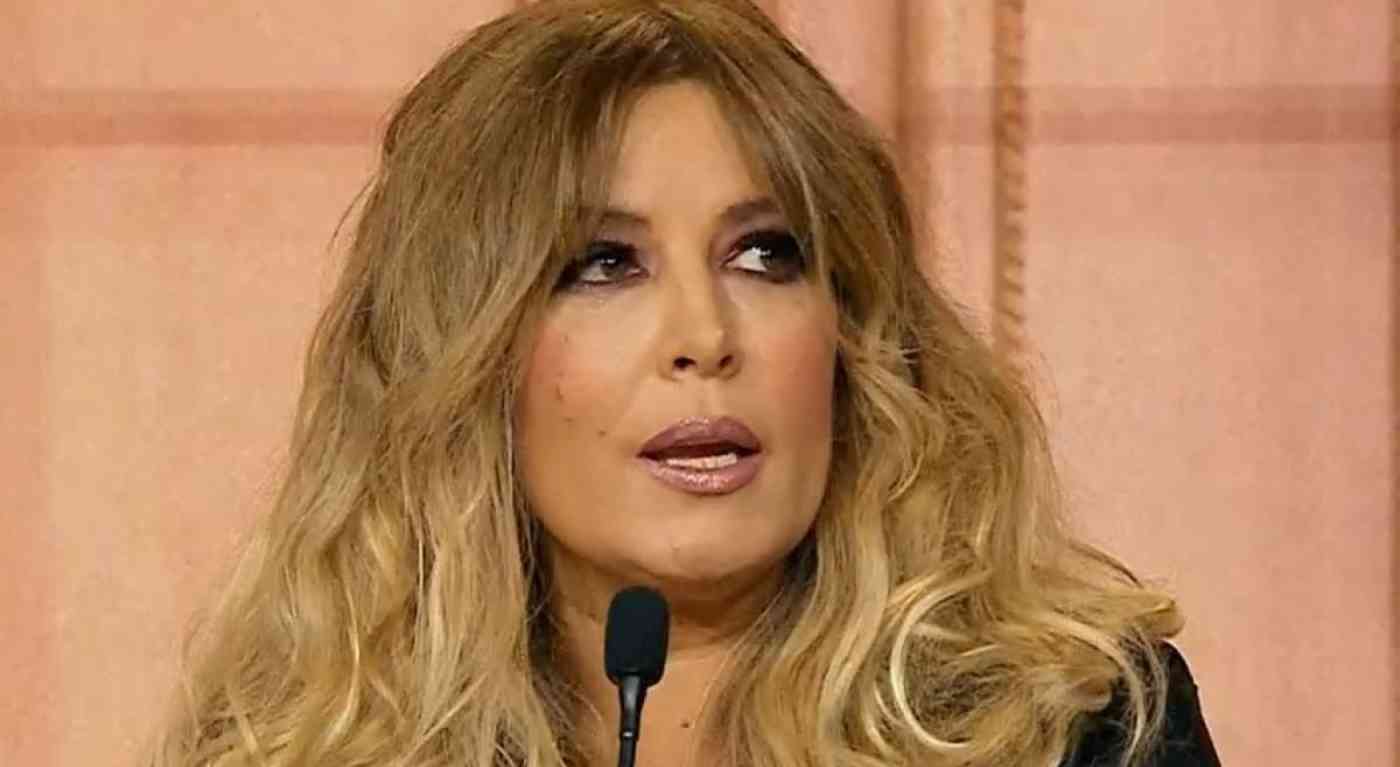 Selvaggia Lucarelli lascia improvvisamente Twitter: "Non voglio essere associata a suicidi"