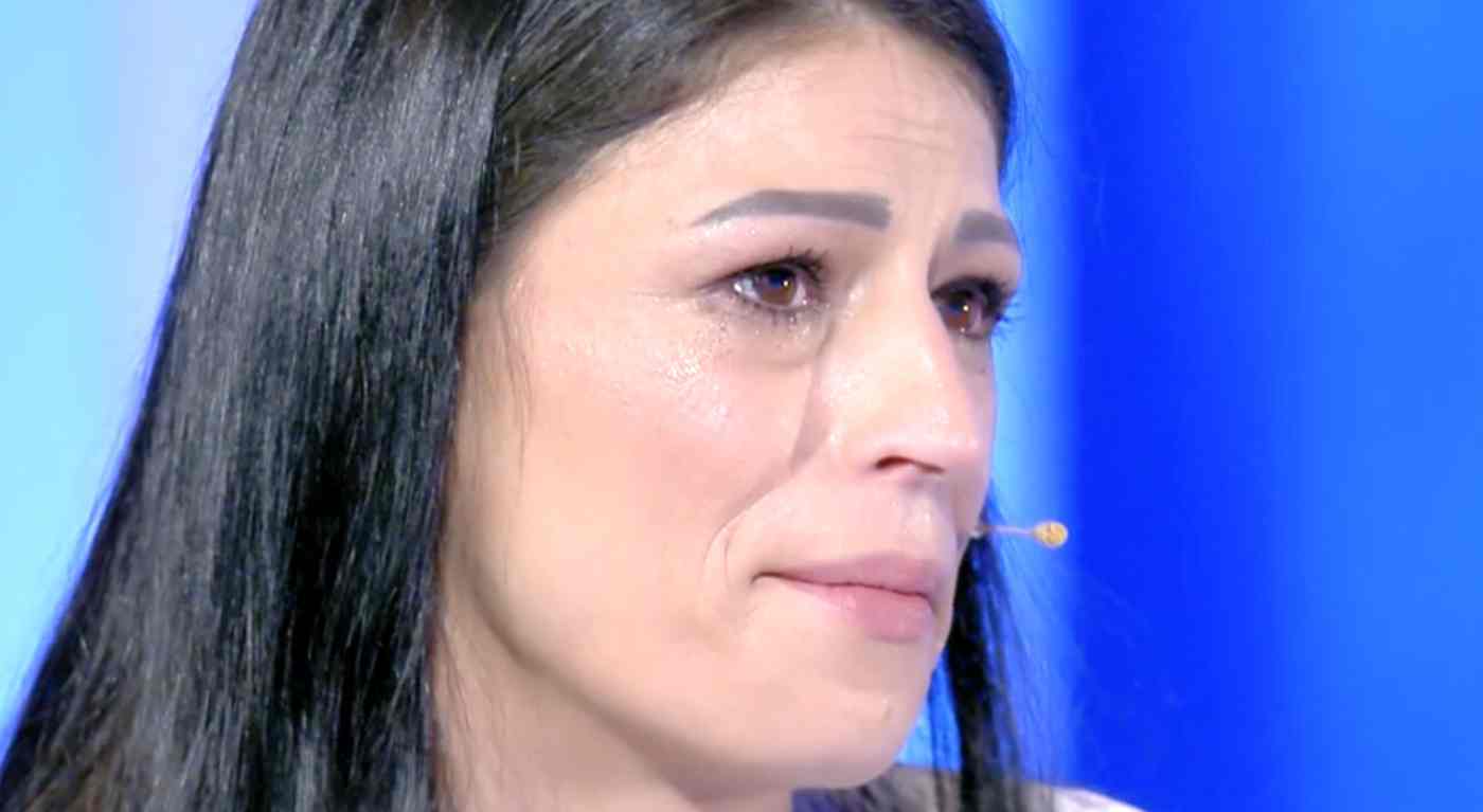 "C'è Posta per Te", la mamma abbandona il figlio a 11 anni e adesso chiede perdono. Esito disastroso, interviene Maria