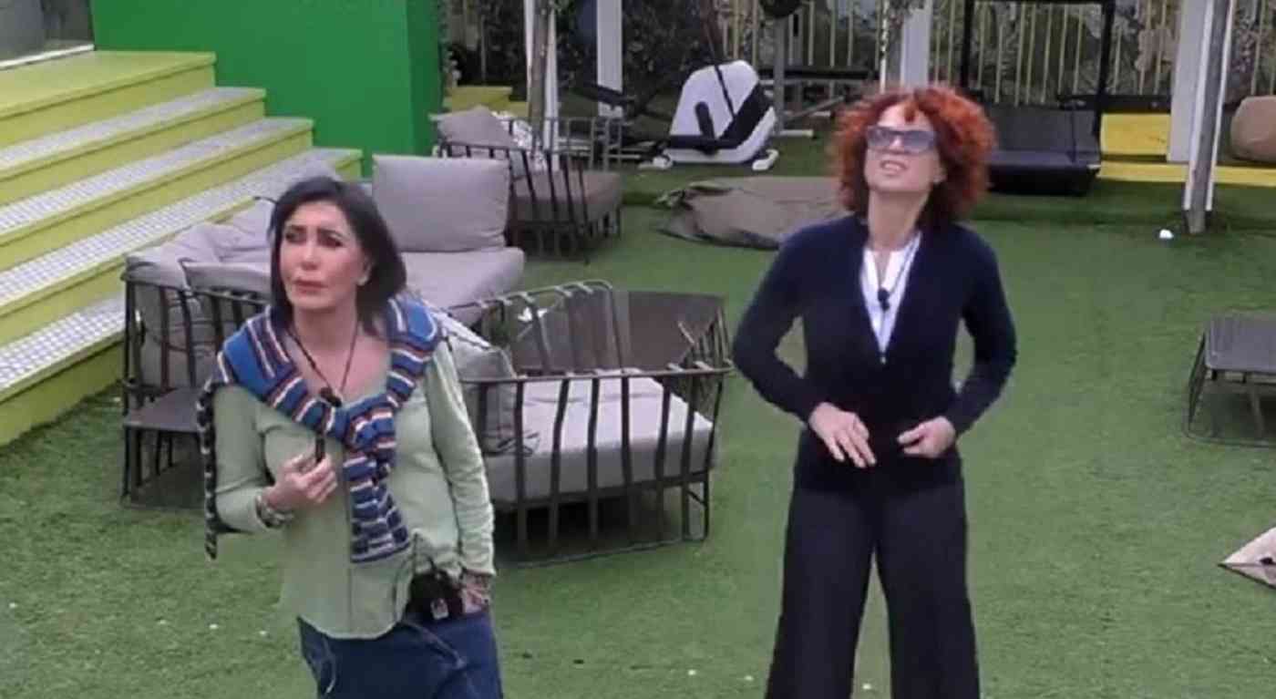 Grande Fratello: Beatrice in lacrime per un messaggio inaspettato. Tutti la abbracciano