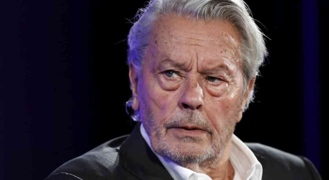 "Voglio morire, la vita è finita". Alain Delon sta pensando all'eutanasia. Tutto sulla malattia dell'attore francese