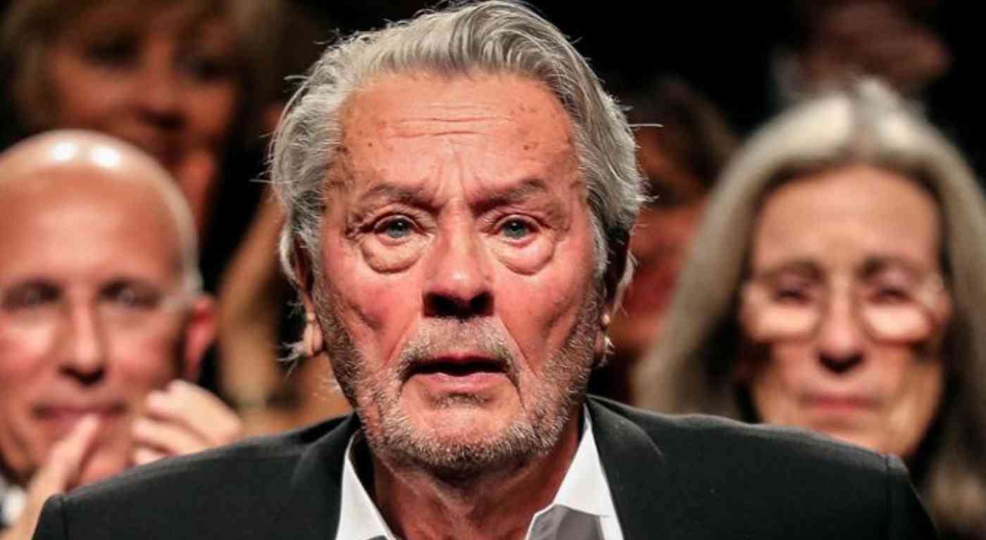 "Voglio morire, la vita è finita". Alain Delon sta pensando all'eutanasia. Tutto sulla malattia dell'attore francese