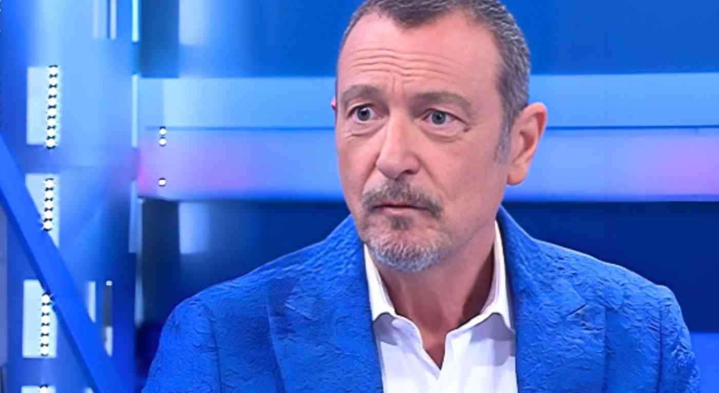 Affari Tuoi, Amadeus "cornuto"? Il gesto choc in diretta, pubblico sconvolto