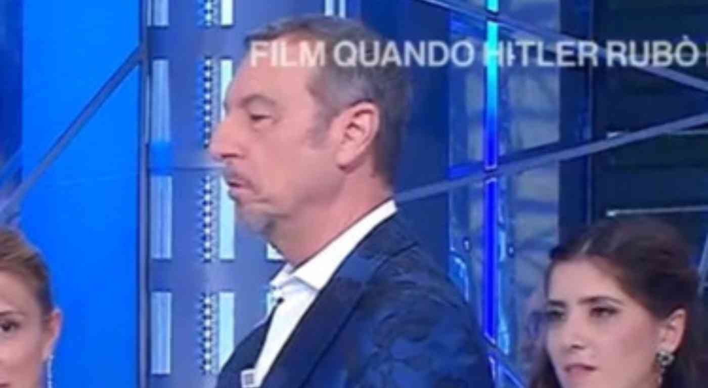 Affari Tuoi, Amadeus "cornuto"? Il gesto choc in diretta, pubblico sconvolto