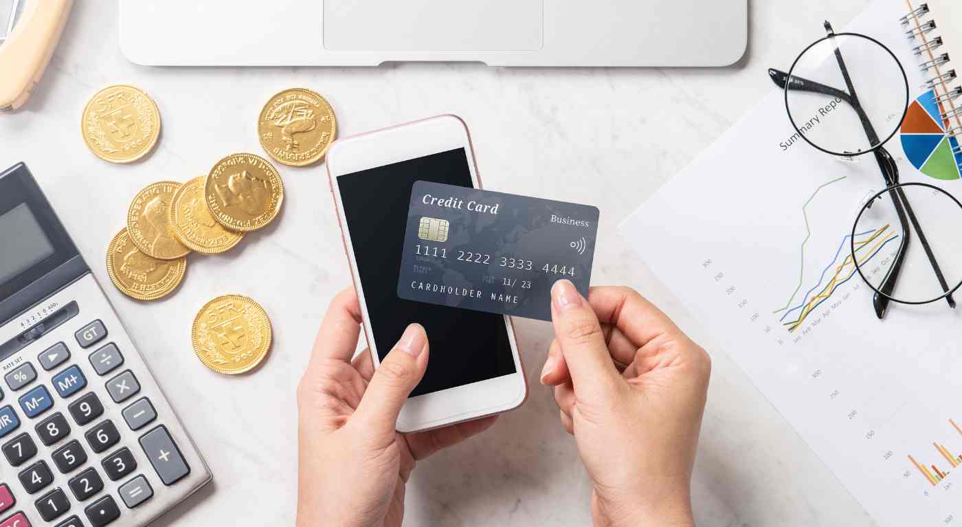 Addio contanti? In Italia si paga sempre più cashless, preoccupazione per i consumatori | +35,5% transazioni nel 2023