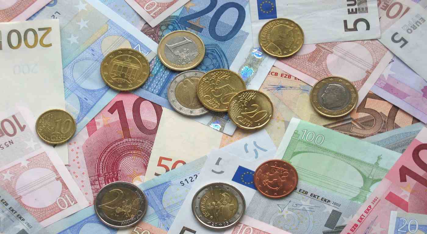 Addio contanti? In Italia si paga sempre più cashless, preoccupazione per i consumatori | +35,5% transazioni nel 2023