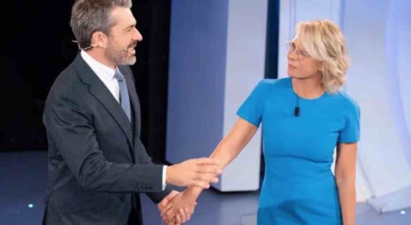 Maria De Filippi e il suo vestito regale a C'è Posta per Te: scopri chi lo ha creato e quanto costa