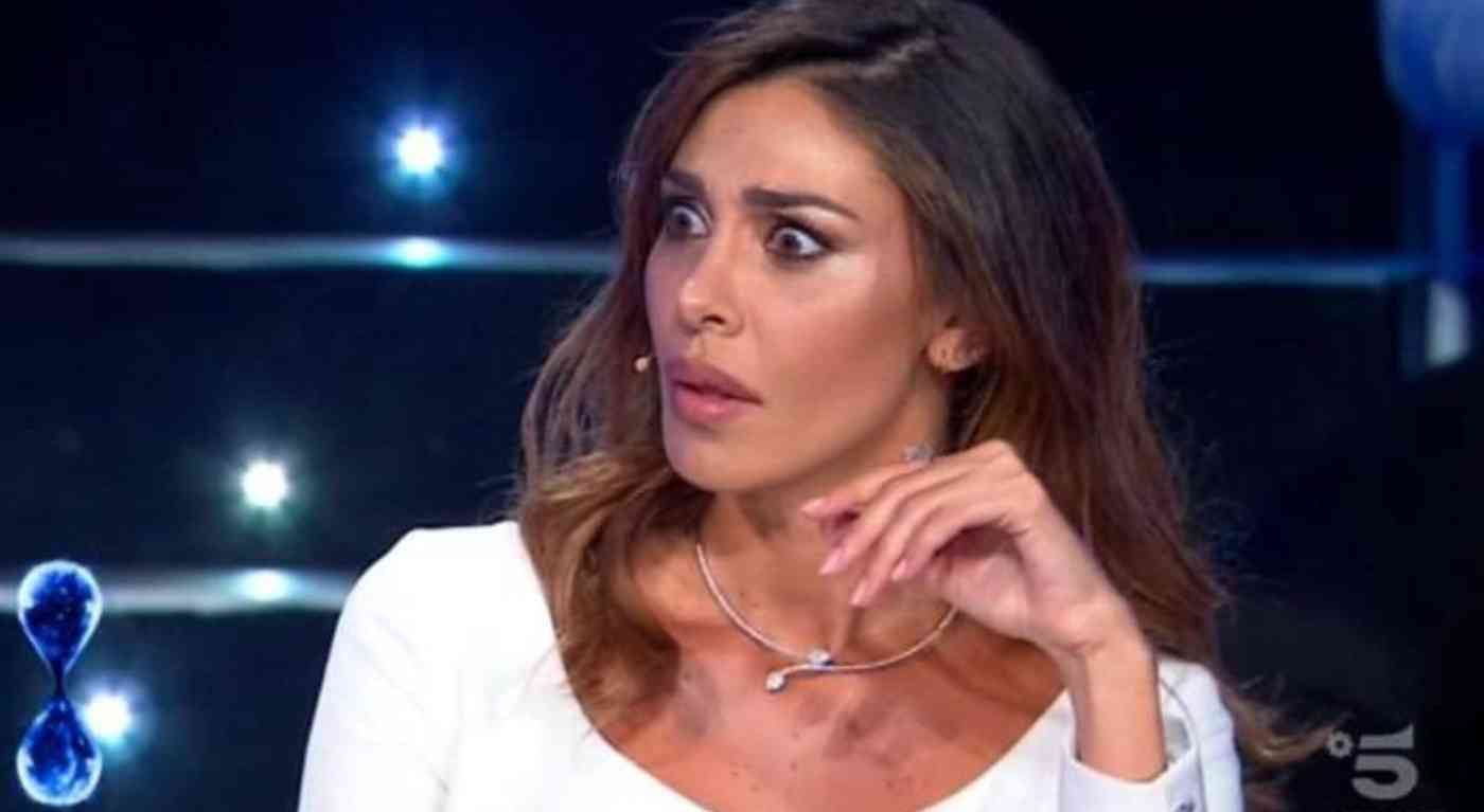 Belen Rodriguez denunciata dall'influencer. C'entra il tradimento di Stefano De Martino