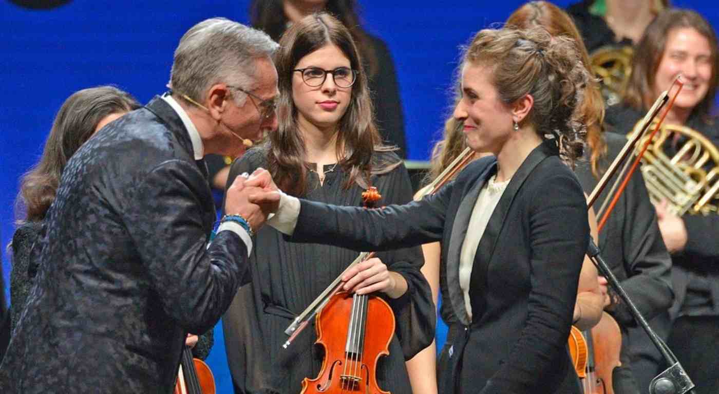 "Sei sessista". Bonolis la chiama "signora" e la direttrice d'orchestra lo corregge: gravi accuse per il conduttore