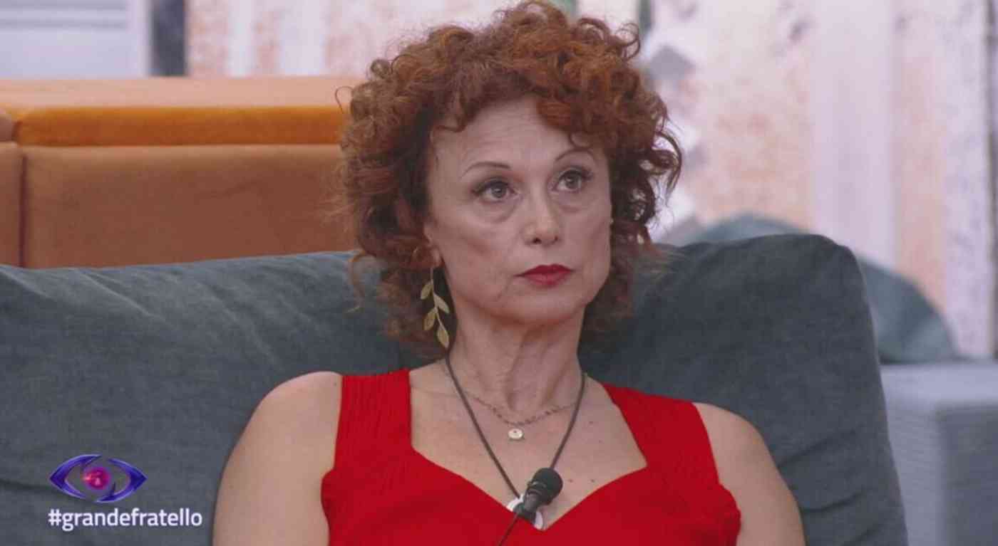 GF, Beatrice Luzzi censurata dal programma dopo la rivelazione choc: "Ecco qual è il mio vero lavoro fuori"