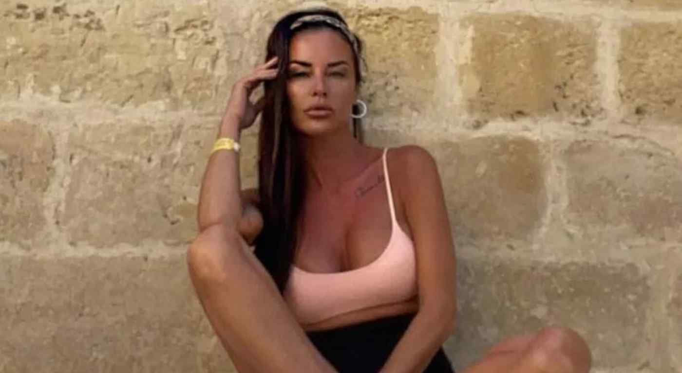 Antonella Mosetti rivela i segreti del suo nuovo lavoro online: "Devi fare la faccia da zozza". Cifra assurda per un nudo integrale