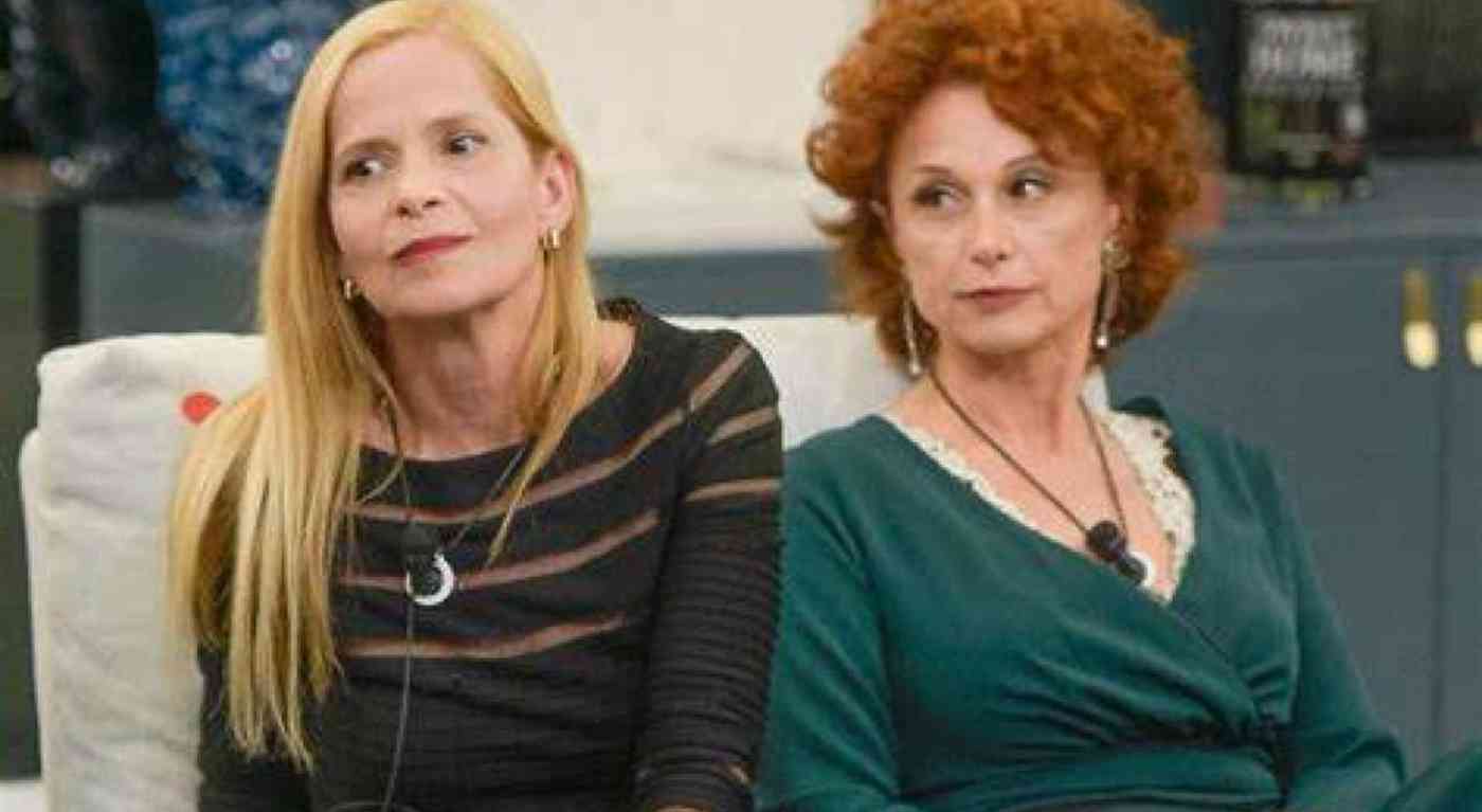 "Ecco cosa fa di notte". Grande Fratello, il VIDEO su Grecia dà ragione a Beatrice