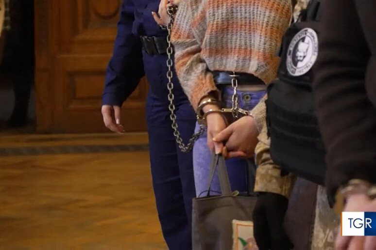 Ilaria Salis, trattata come una criminale: compare in corte con ceppi e manette. Tajani richiama l'ambasciatore ungherese