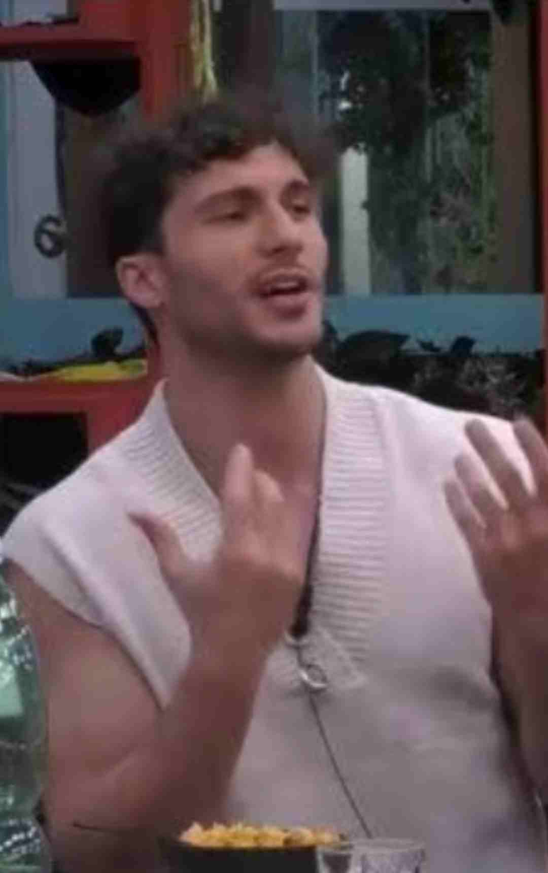 Federico Massaro contro tutti al Grande Fratello, urla e lascia la tavola: litigio furibondo con Perla