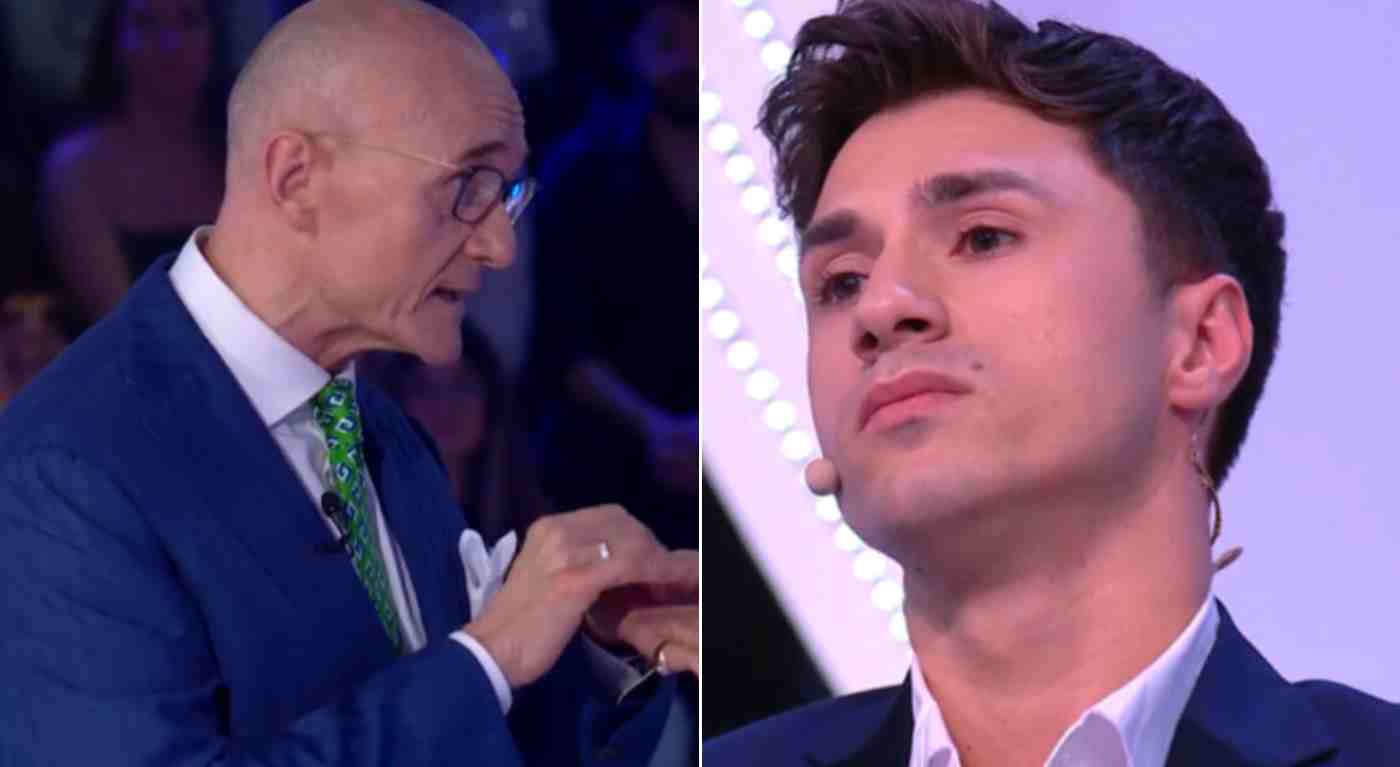 “Che cafonata”. Grande Fratello, Mirko sfida Signorini e gli risponde per le rime: volano parole durissime