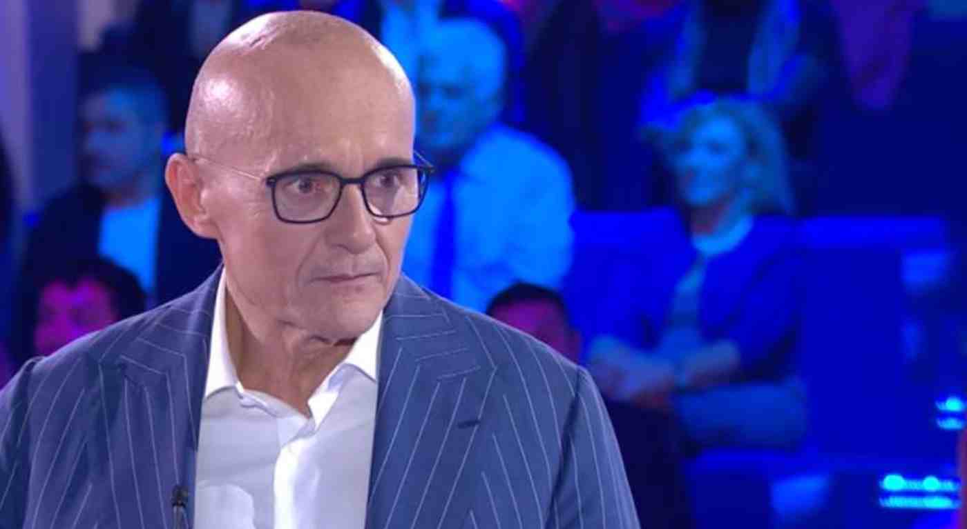 Grande Fratello, Anita pensa di non essere vista e insulta Signorini: parole gravissime al conduttore