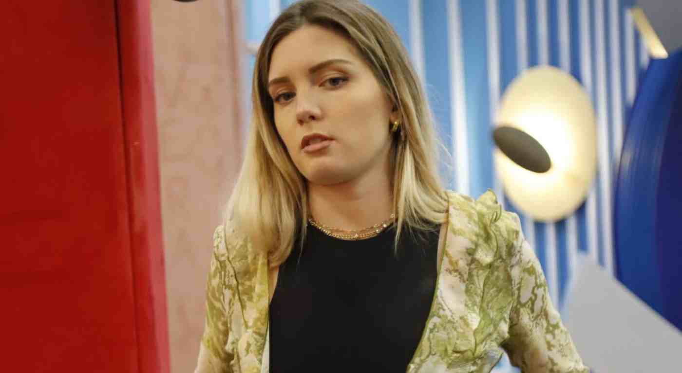 Grande Fratello, Anita pensa di non essere vista e insulta Signorini: parole gravissime al conduttore