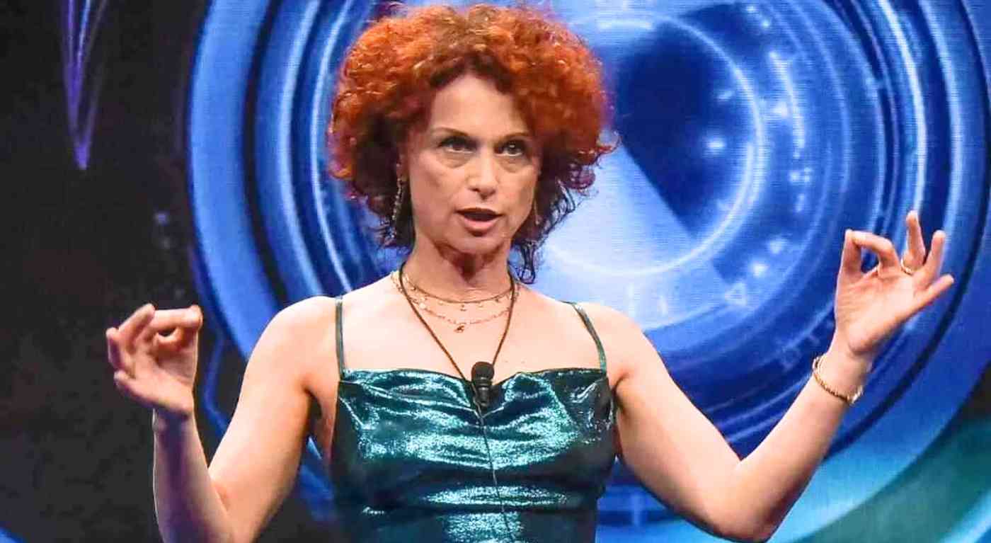 "Basta, mandatela via". Social impazziti contro Beatrice Luzzi: l'attacco feroce