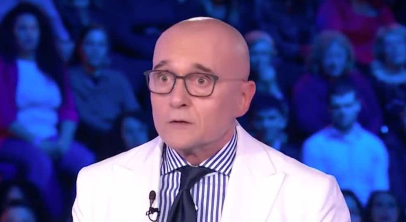 Grande Fratello, arriva l'ambulanza per il concorrente: "Raga è svenuto, chiamate qualcuno!" - VIDEO